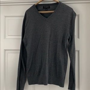 Men’s gray v neck sweater from Banana Republic!